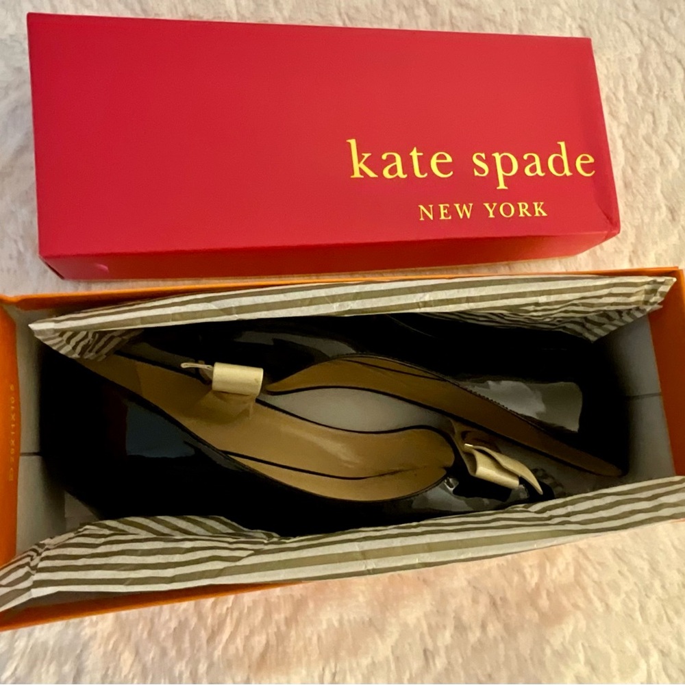 Kate Spade Wedge Peep-Toe Shoe, Black Patent Leather w/Ivory Bow, Size 7 - Picture 3 of 7